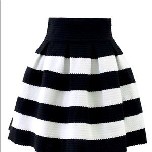 Black and white contrast strips A-line style jersey skirt.